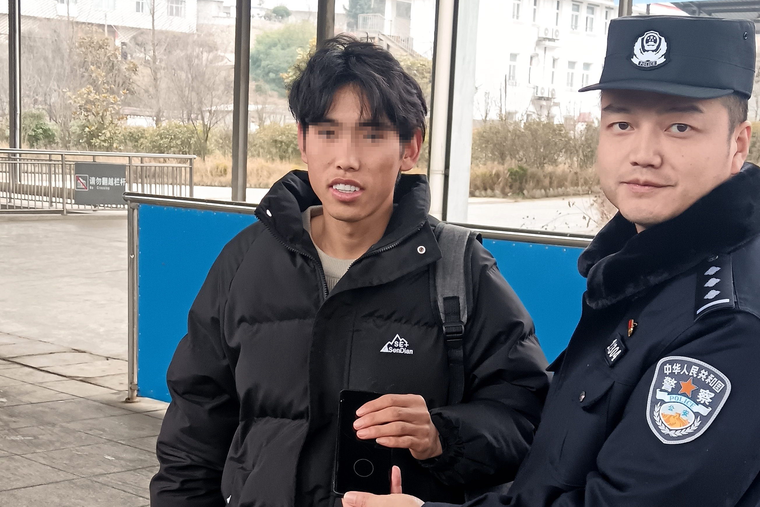 （5）草海站派出所民警追上站台，把手机交还失主。.jpg