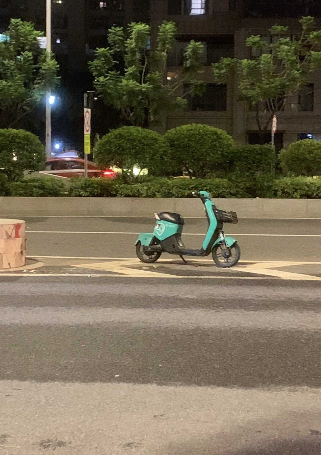 共享电动车因超范围断电而停在路边.jpg