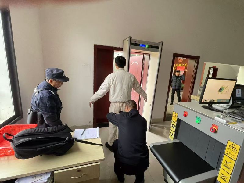 （渝水法院法警严格落实安检制度） (2).jpg