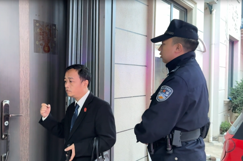 （渝水法院法警与执行法官共同开展“余执亮剑”专项行动） (2).png