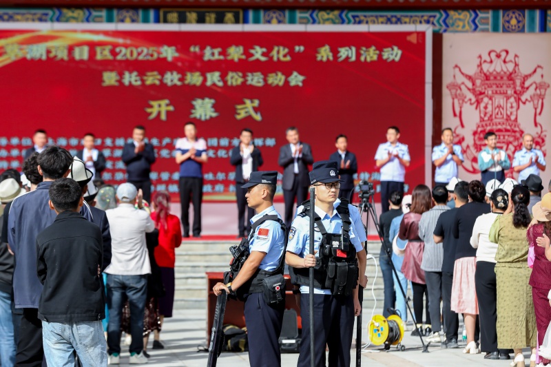 图为移民管理警察在开幕式安保执勤(1).jpg