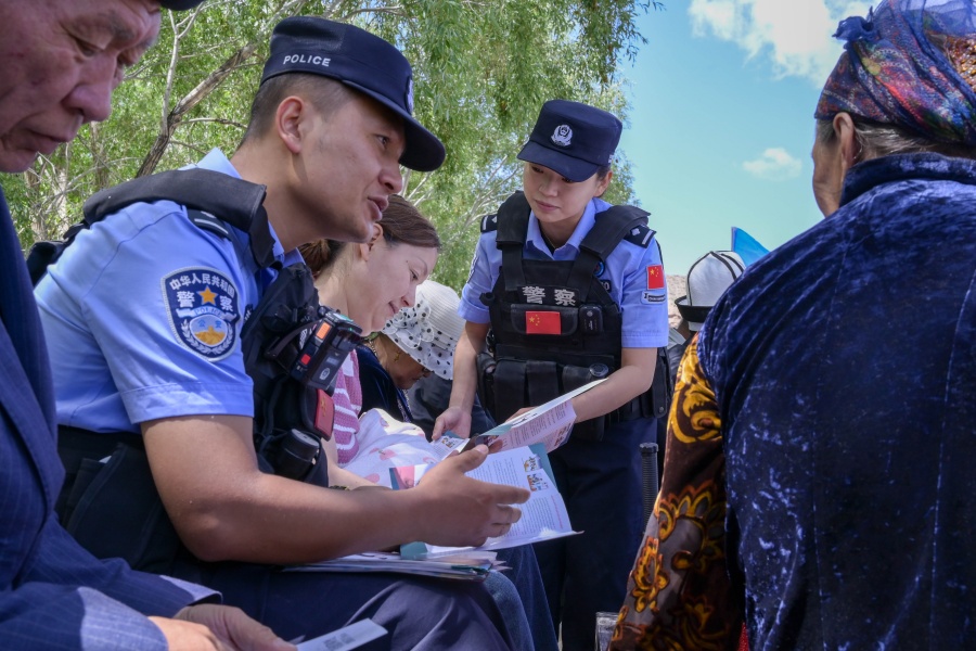 图为移民管理警察在叼羊赛场开展法律宣传(1).jpg