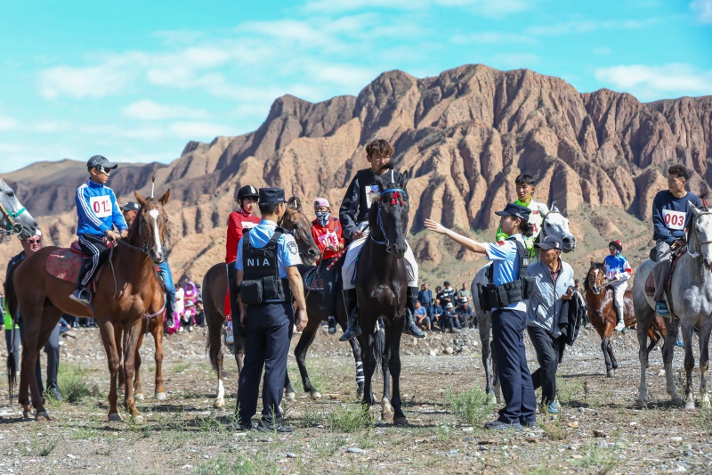 图为移民管理警察在赛马场做赛前安全提示(1).jpg