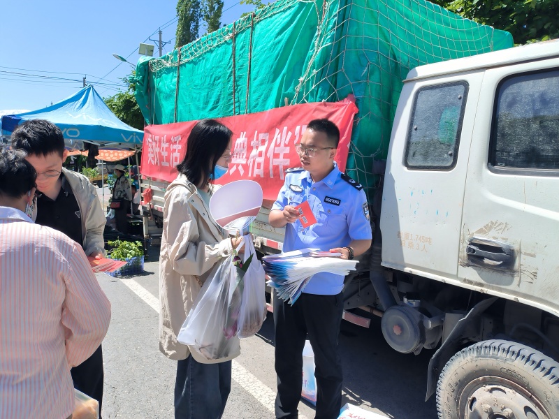 一二四团司法所干警在集市上向来往群众宣传民法典知识(1).jpg