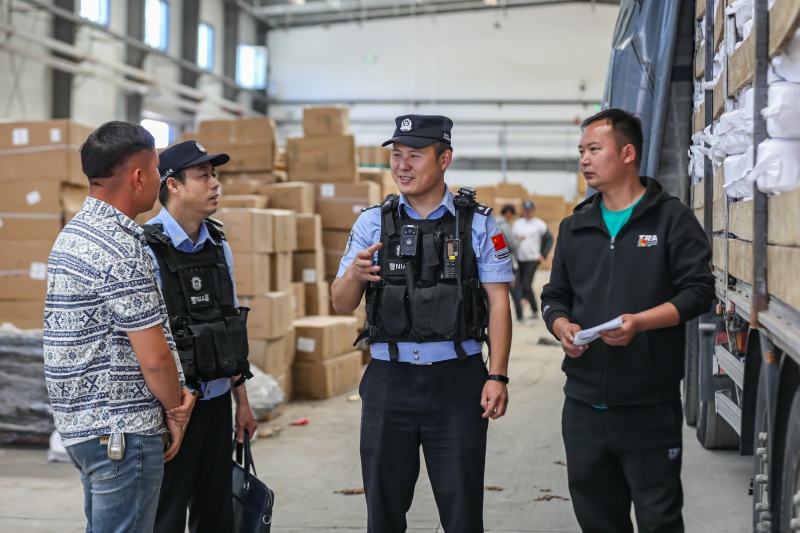 图为民警向工作人员宣讲防火、防盗、防电信诈骗等知识 (3)(1).jpg
