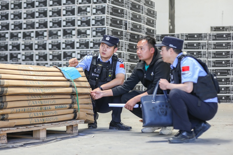 图为民警深入辖区物流公司开展安全大检查(1).jpg