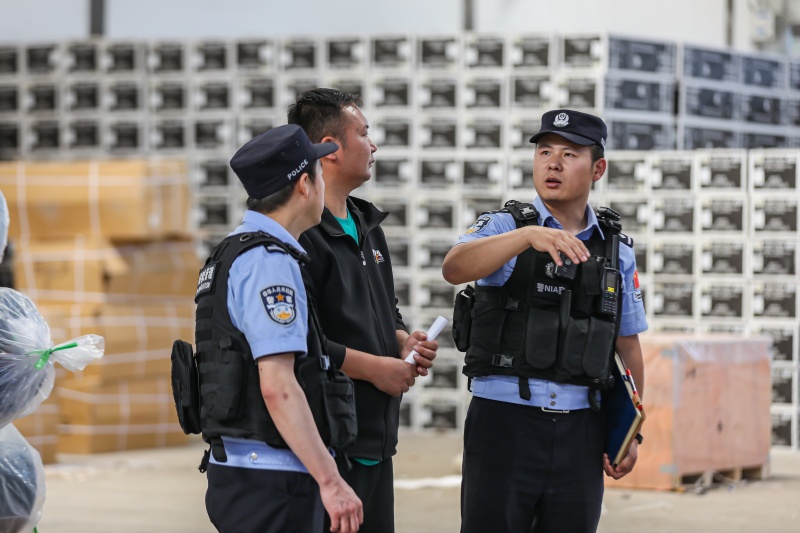图为民警向工作人员宣讲防火、防盗、防电信诈骗等知识 (4)(1).jpg