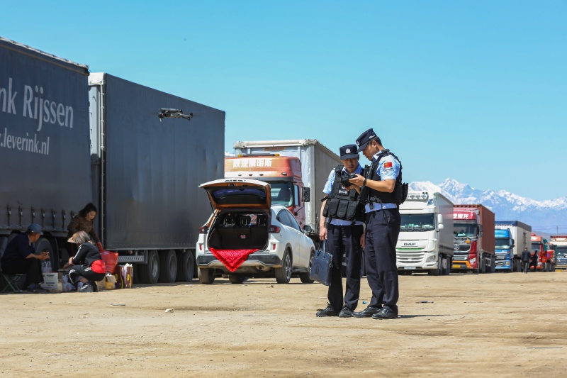 图为民警深入辖区场所，用无人机进行空中巡查(4)(1).jpg