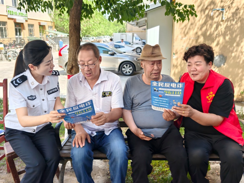 新城司法所干部为小区老年人进行反电信诈骗宣传（武敏剑摄）(1).jpg