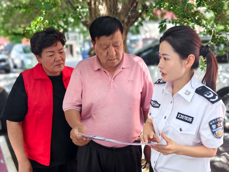 新城司法所干部与伊宁社区普法志愿者进小区开展反电信诈骗宣传（武敏剑摄）(1).jpg