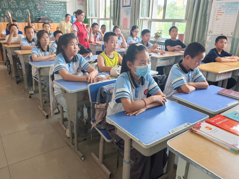 同学们在认真听禁毒知识（薛世凡摄）(1).jpg