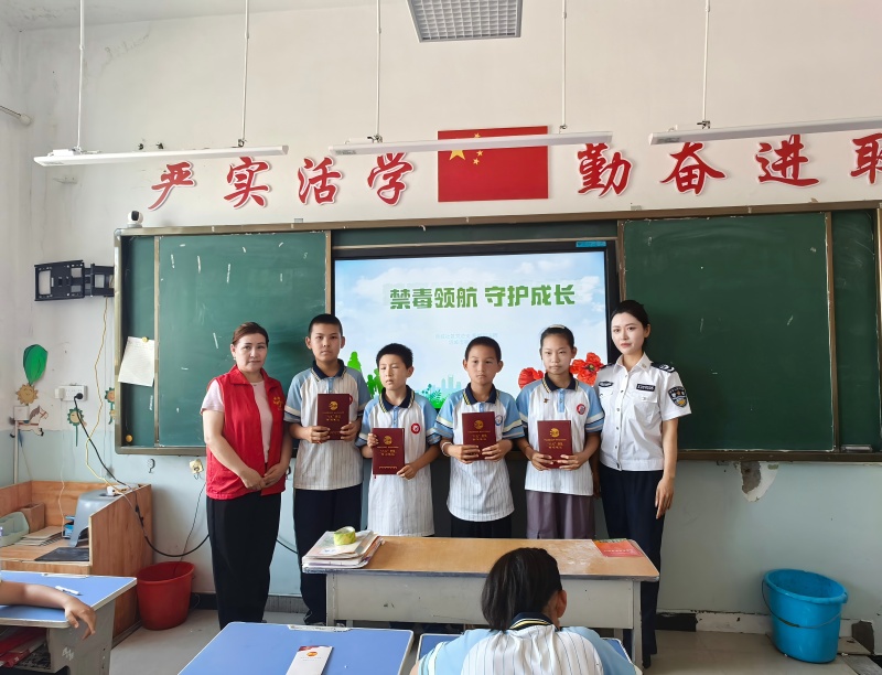 抢答正确同学获得法律笔记本（薛世凡摄）(1).jpg