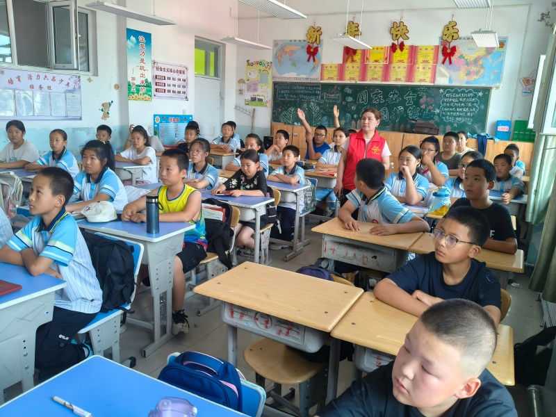 同学们踊跃发言（薛世凡摄）(1).jpg