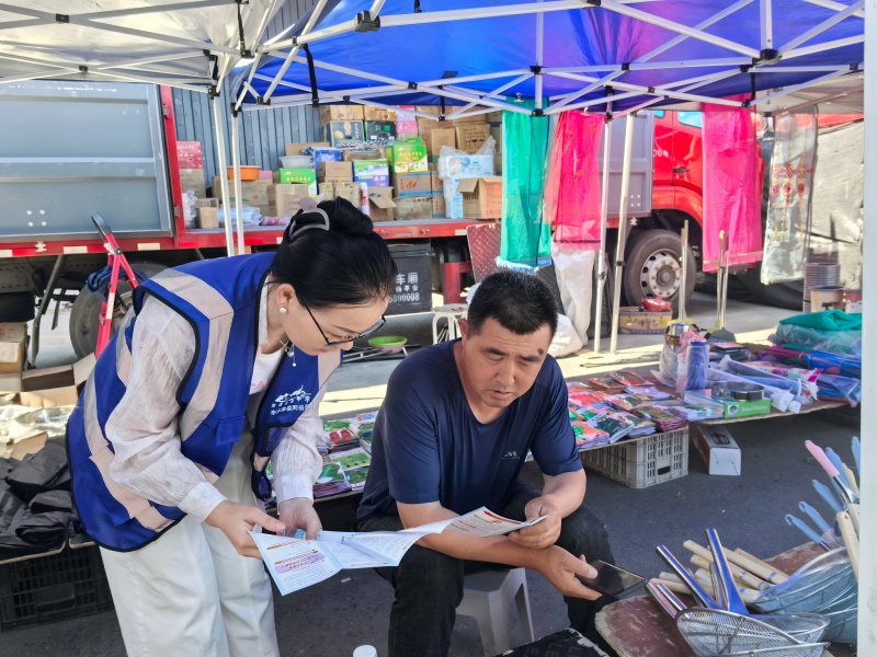 阔斯特克镇司法所工作人员走进集市开展防范非法金融宣传(1).jpg
