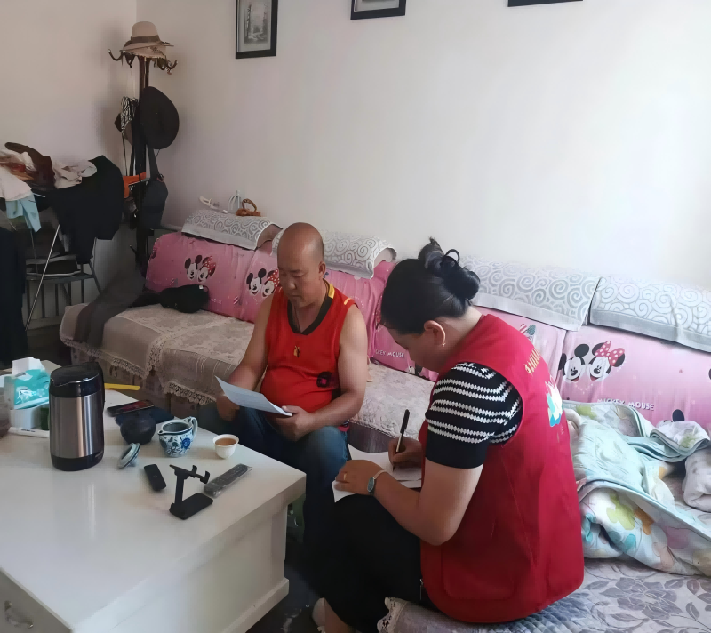 冲乎尔镇法律明白人入户开展防范非法金融法治宣传(1).png
