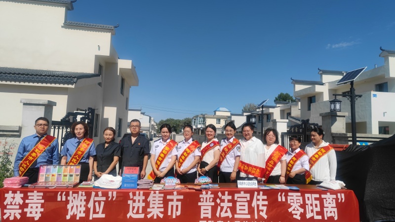 2025年6月25日，阿勒泰市司法局联合多部门深入集市开展普法宣传(1).jpg