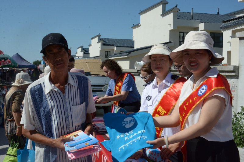 2025年6月25日，阿勒泰市司法局工作人员向群众宣传法律知识(1).jpg