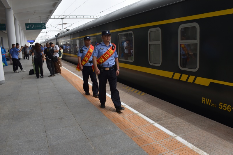 民警在站台巡逻(1).jpg