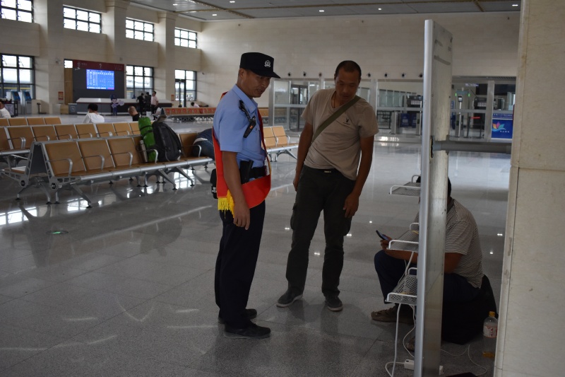 民警向充电旅客进行温馨提示(1).jpg