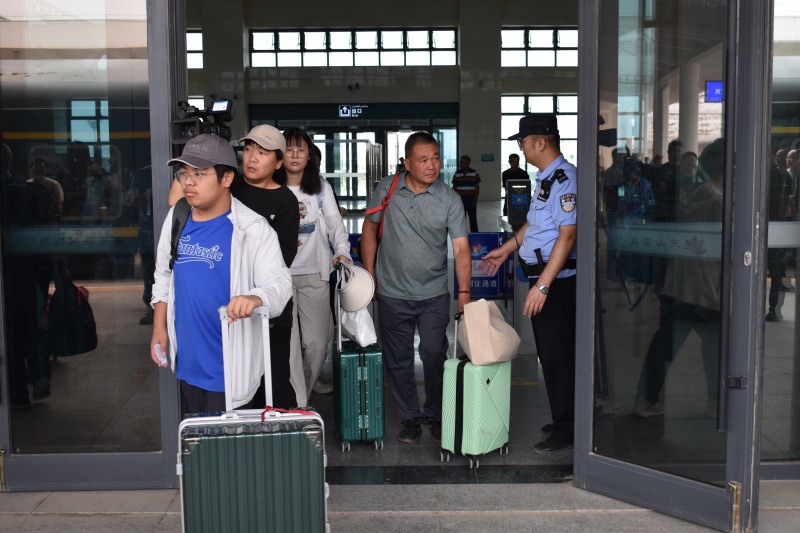 民警保障旅客顺利进站(1).jpg