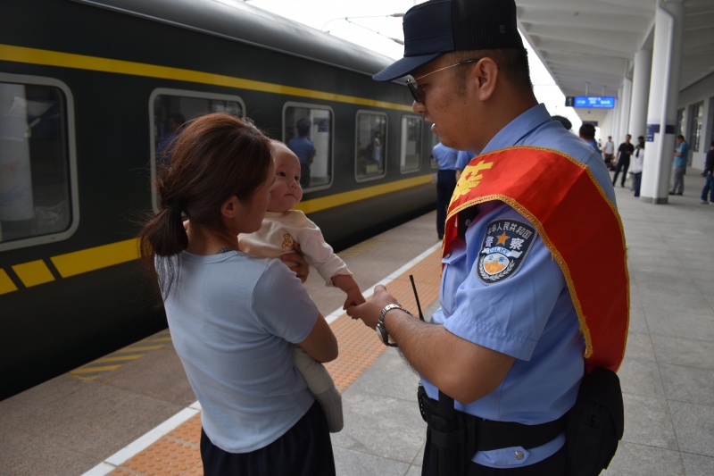 民警向旅客进行法制宣传(1).jpg