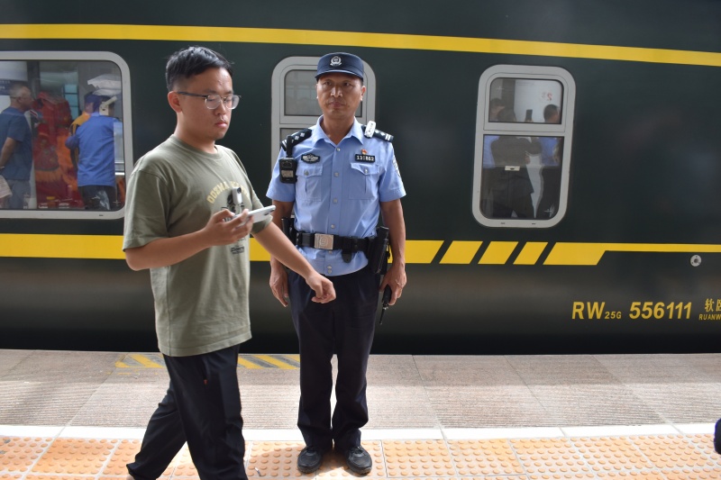民警维护站台秩序(1).jpg