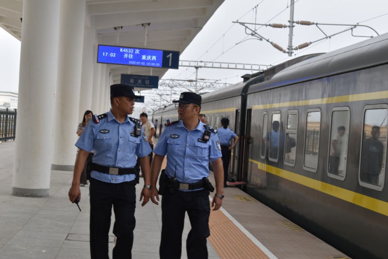 若羌站派出所民警和列车乘警交接工作(1).jpg
