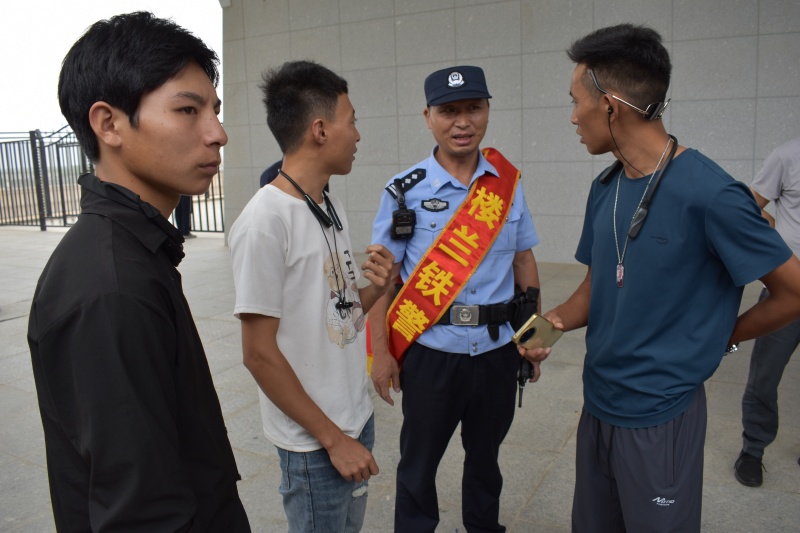 若羌站派出所民警向旅客开展安全宣传(1).jpg