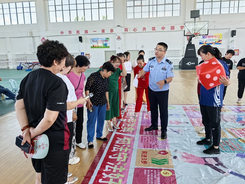 164团司法所所长带领大家进入普法游戏环节（薛世凡摄）.jpg