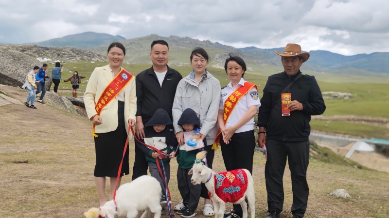 2025年7月9日，阿勒泰地市两级司法局开展送法活动，图为游客宣传普法活动(1).jpg