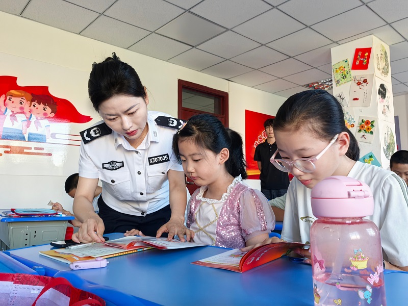 司法所工作人员在解答学生问题（薛世凡摄）.jpg