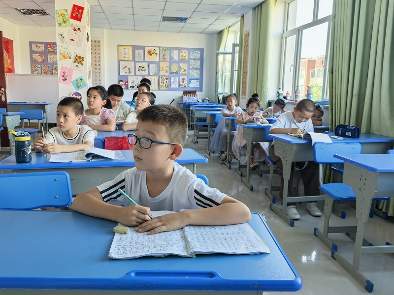 学生在认真听讲（薛世凡摄）.jpg