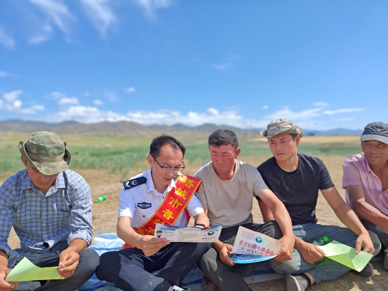 干部向牧民普及法律知识(1).jpg
