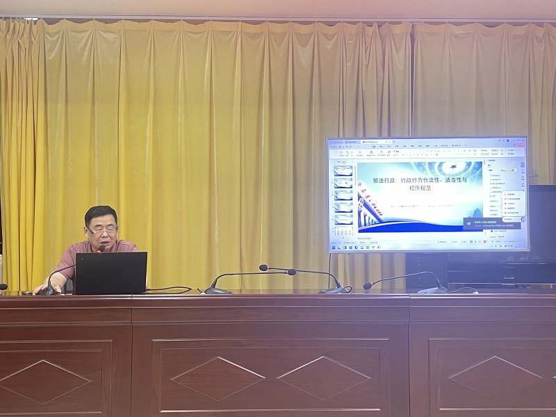 7月14日，一二七团邀请新疆燎原律师事务所律师许孝元为机关干部进行专题授课 (1).JPG