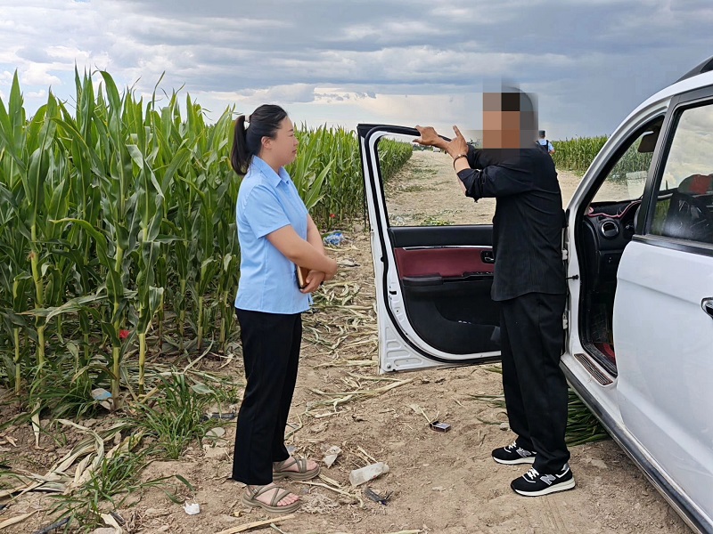 图为：调解员向现场其他人了解情况.jpg