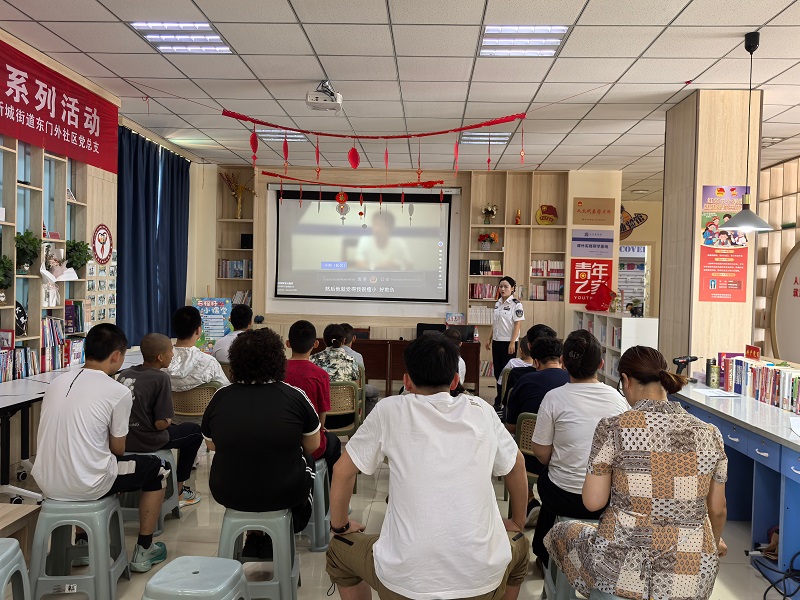 辖区未成年及家长认真听普法小课堂内容.jpg