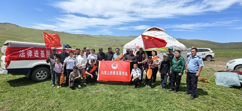 工作人员以及牧民合影留念.jpg