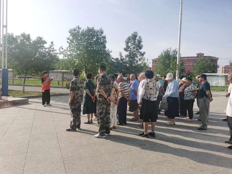 图为返乡大学生为居民进行宣讲法律知识.jpg
