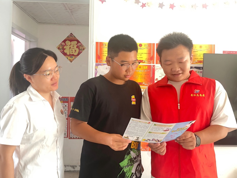 7月24日，一二七团司法所组织返乡大学生入户走访开展“反邪教、防非教”主题宣传 (1)(1).jpg