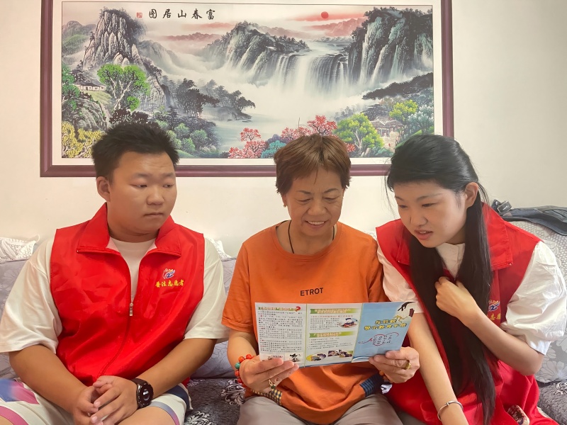 7月24日，一二七团司法所组织返乡大学生入户走访开展“反邪教、防非教”主题宣传 (4)(1).jpg