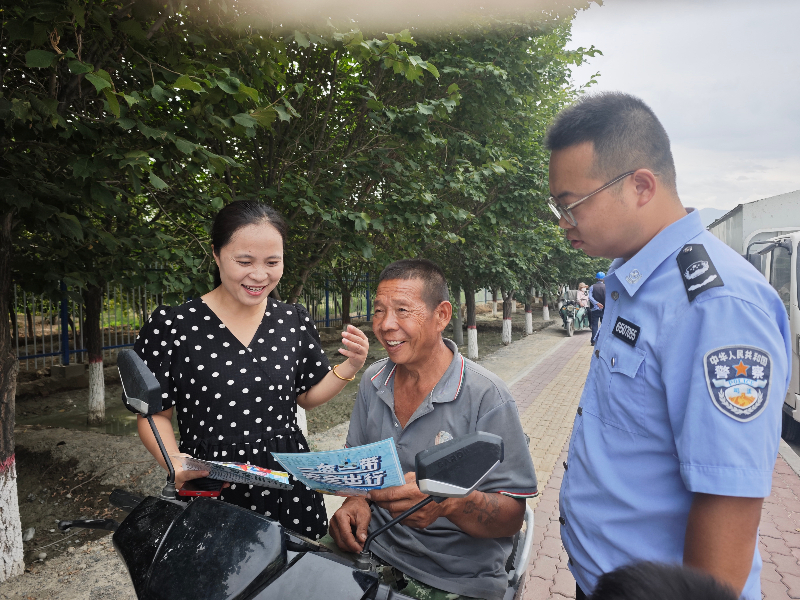 7月30日，一二四团司法所干警与总工会工作人员共同赴集市开展交通安全宣传活动。_800x600_q100.jpg