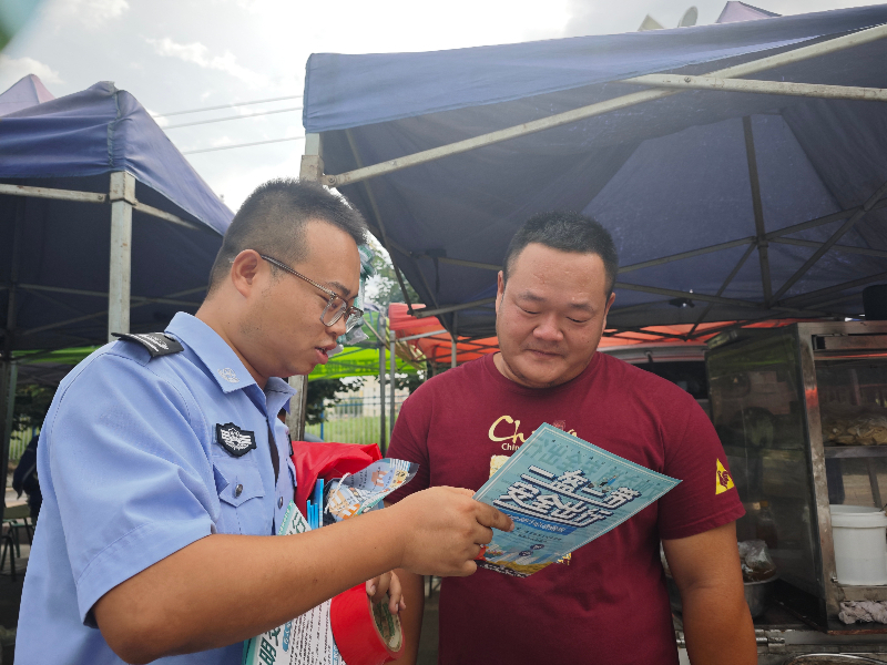 7月30日，一二四团司法所干警赴集市开展交通安全宣传活动。_800x600_q100.jpg