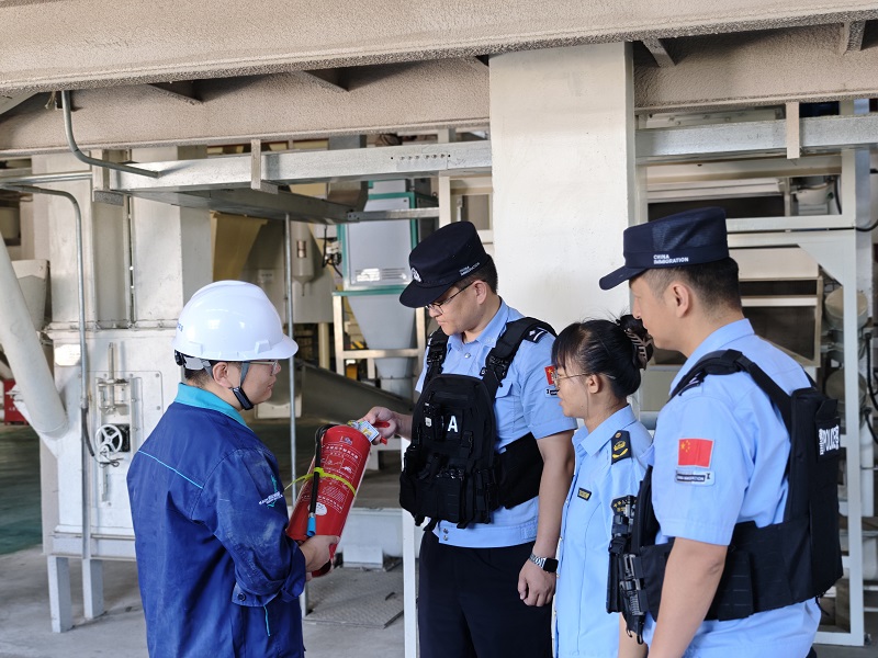 霍尔果斯出入境4.jpg