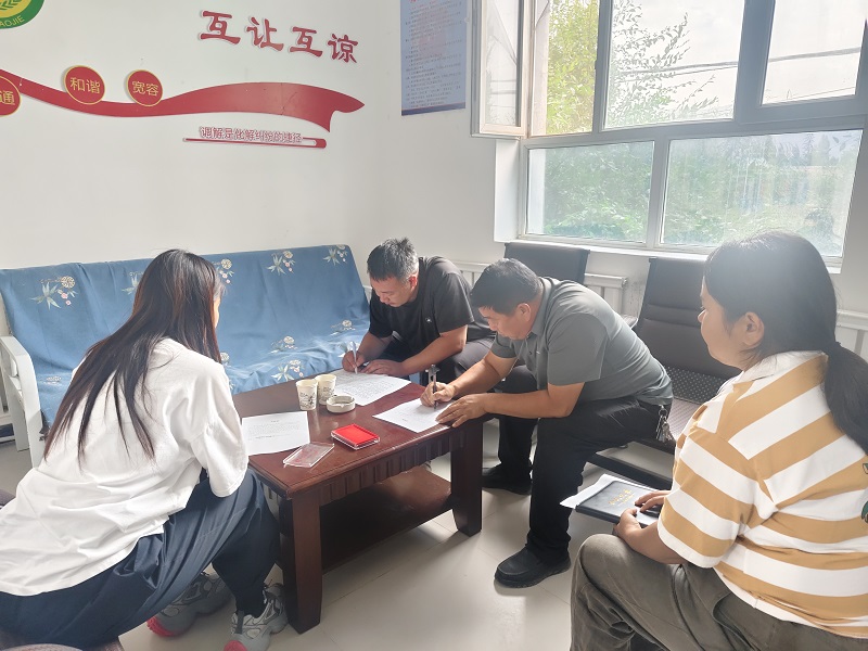 司法所干部正为两家公司进行调解.jpg