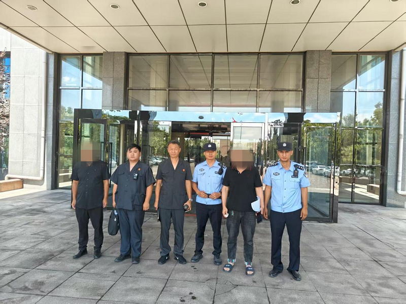 图说：在两地法院执行干警的密切配合下，被执行人成功被控制，为保障胜诉当事人的合法权益奠定了基础.png