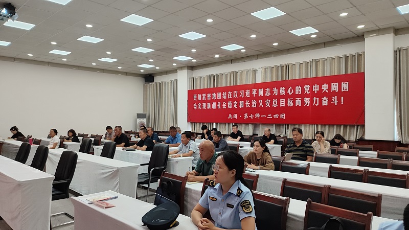 8.5一二四团举办2025年依法行政专题培训 提升行政执法规范化水平 (4).jpg