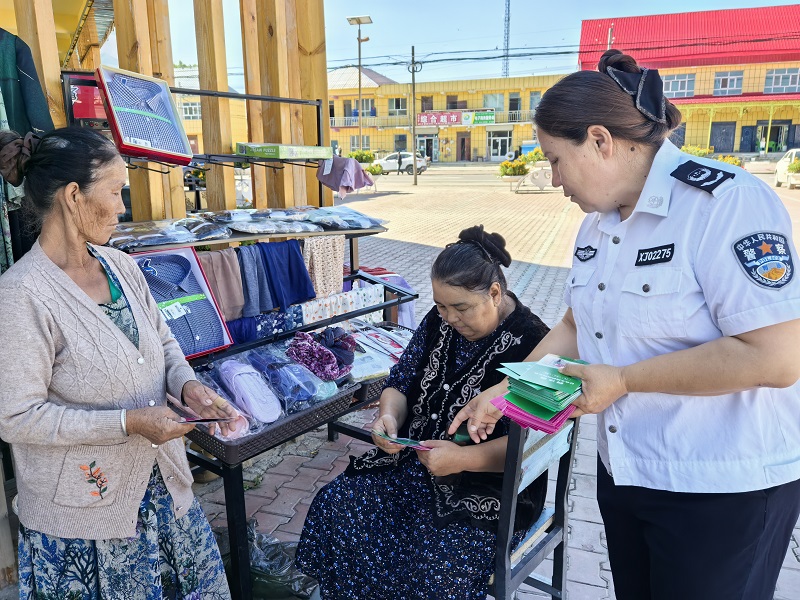8月7日，喀拉苏司法所干部进服装店普法宣传.jpg
