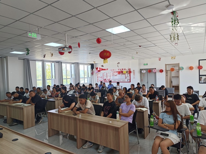 大学生及法律明白人参加讲座现场(1).jpg