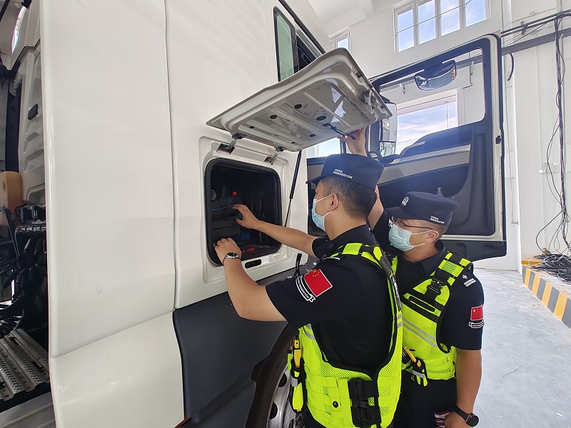 图为民警对入境车辆进行查验.jpg
