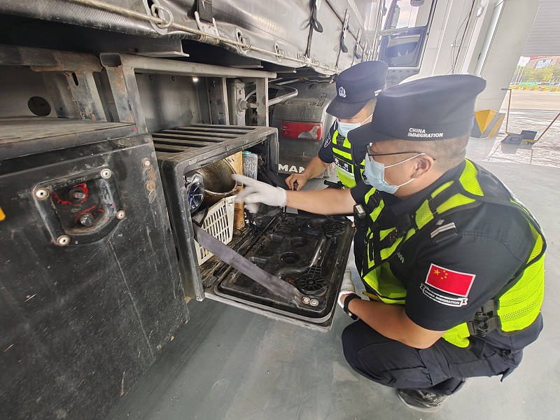 图为民警对入境车辆进行查验2.jpg